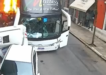 Vídeo mostra momento em que ônibus escolar desce desgovernado e pega fogo em Porto Alegre