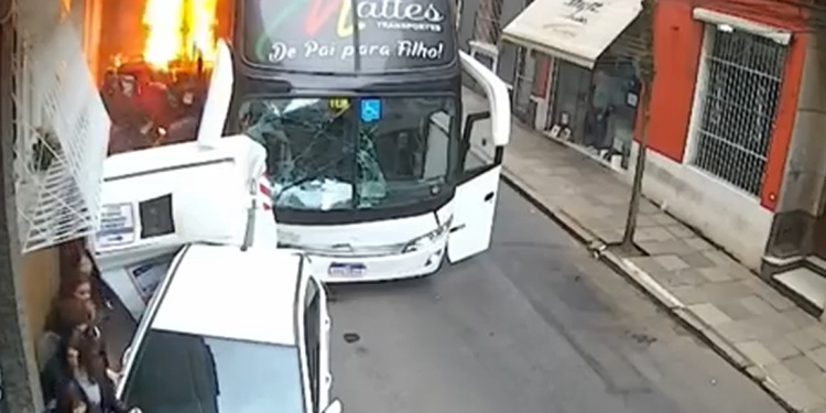 Vídeo mostra momento em que ônibus escolar desce desgovernado e pega fogo em Porto Alegre