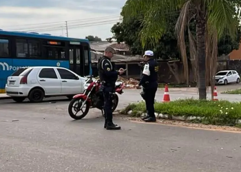 Motociclista fica ferido após colisão com carro na zona central de Porto Velho