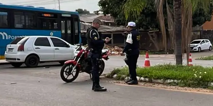 Motociclista fica ferido após colisão com carro na zona central de Porto Velho
