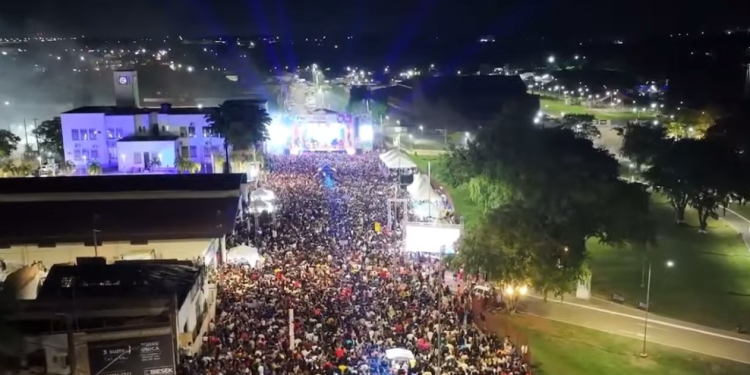 Joelma agita aniversário de Porto Velho com multidão na Farquar