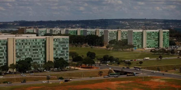 Explosão em subestação deixa feridos e evacua prédio do MIR em Brasília