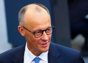 Chanceler alemão provoca polêmica ao dizer que comitiva ficou “feliz” por deixar Belém após COP30