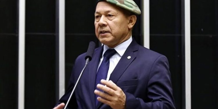 Segundo reportagem, Coronel Chrisóstomo emprega companheira e parentes na Câmara