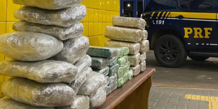 Casal é preso com mais de 40 quilos de drogas escondidas em carro em Vilhena