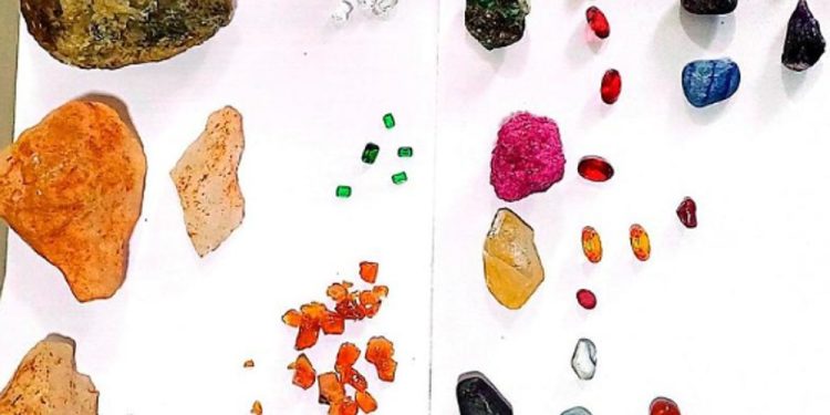 PRF apreende 67 pedras preciosas e prende três pessoas em Rondônia