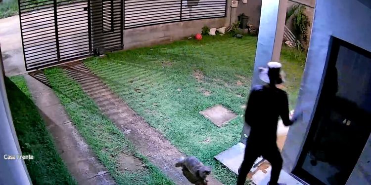 Criminosos invadem casa e fogem correndo no bairro Rio Madeira