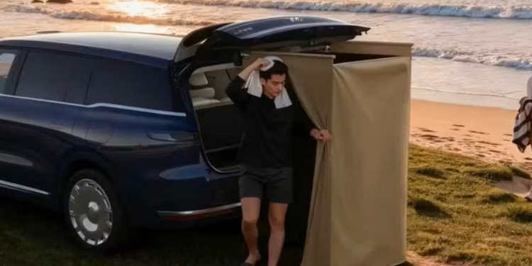SUV chinês de luxo traz chuveiro embutido e tecnologia para “tomar banho” no porta-malas