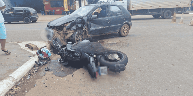 Militar da Base Aérea fica gravemente ferido após colisão entre moto e carro em Porto Velho