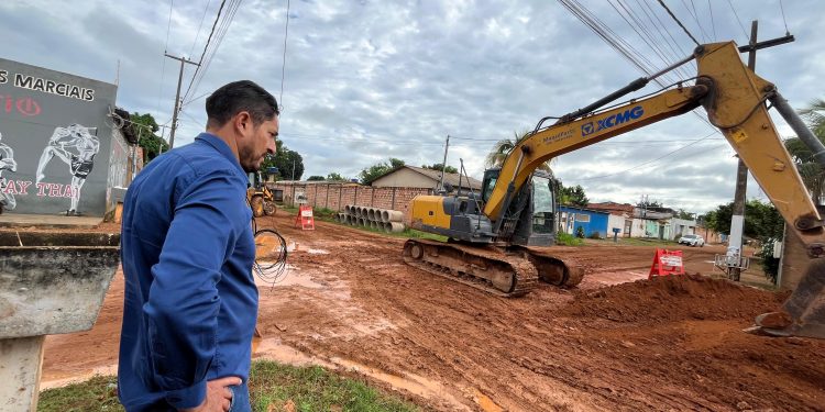 Vereador Márcio Pacele acompanha obras de drenagem no bairro Igarapé