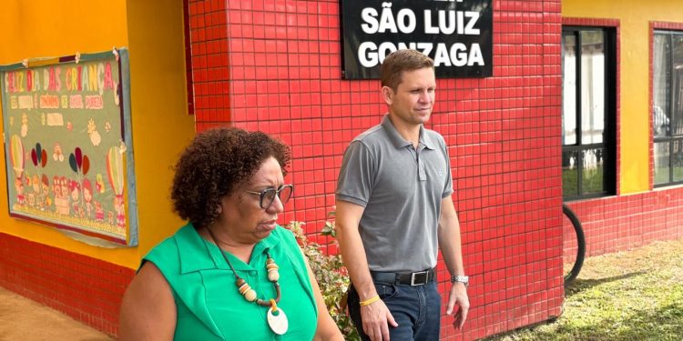 Vereador Pastor Bruno Luciano visita escolas e reforça compromisso com a educação