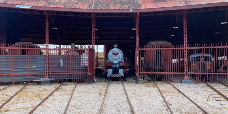 Locomotiva 18 volta aos trilhos em teste para nova exibição