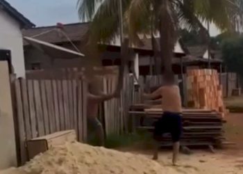 Homem leva pauladas do irmão após chegar bêbado em casa