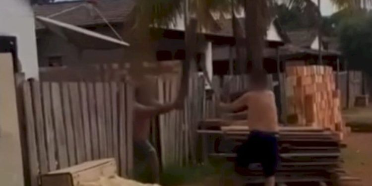 Homem leva pauladas do irmão após chegar bêbado em casa