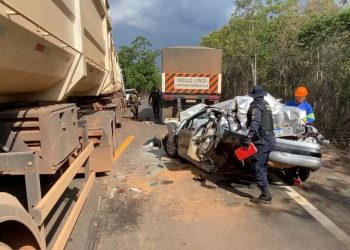 Cinco pessoas sobrevivem após carro ser esmagado entre dois caminhões na BR-364