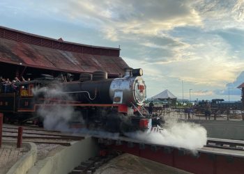 Locomotiva 18 volta a emocionar moradores em nova exibição especial no Complexo da EFMM