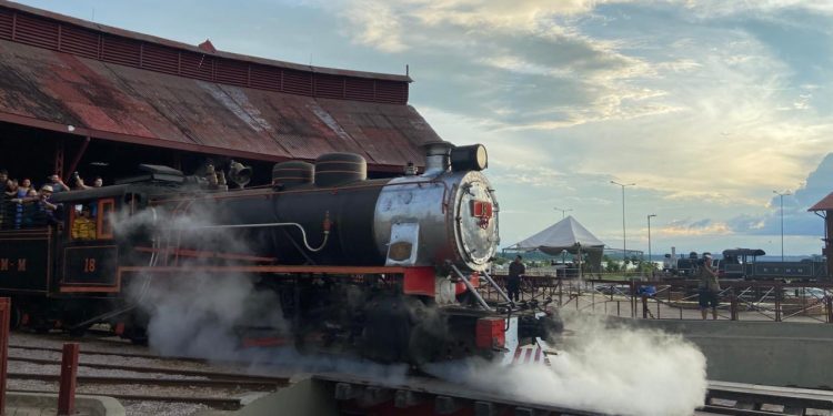 Locomotiva 18 volta a emocionar moradores em nova exibição especial no Complexo da EFMM