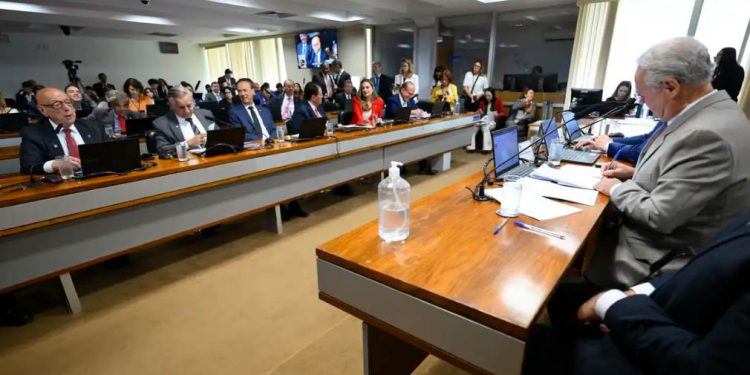 Isenção do Imposto de Renda até R$ 5 mil avança no Senado