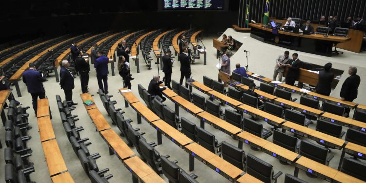 Câmara aprova nova taxa sobre Netflix, YouTube, Prime Video e outras plataformas