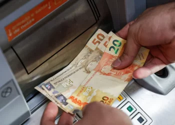 Trabalhadores têm até sexta para receber a primeira parcela do 13º salário