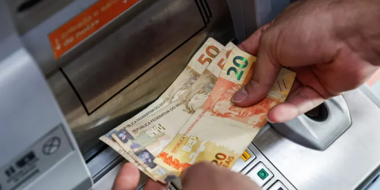 Trabalhadores têm até sexta para receber a primeira parcela do 13º salário