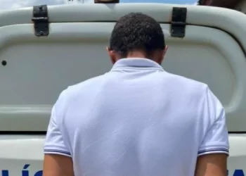 Foragido é preso com maconha e cocaína durante abordagem no centro de Urupá