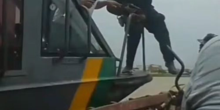 Suspeito pula no Rio Mamoré durante abordagem da Marinha em Guajará-Mirim