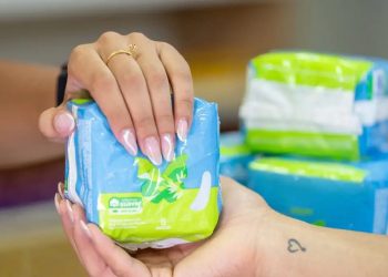 Estudantes do Pé-de-Meia já podem emitir autorização para retirar absorventes gratuitos