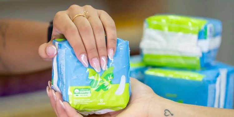 Estudantes do Pé-de-Meia já podem emitir autorização para retirar absorventes gratuitos