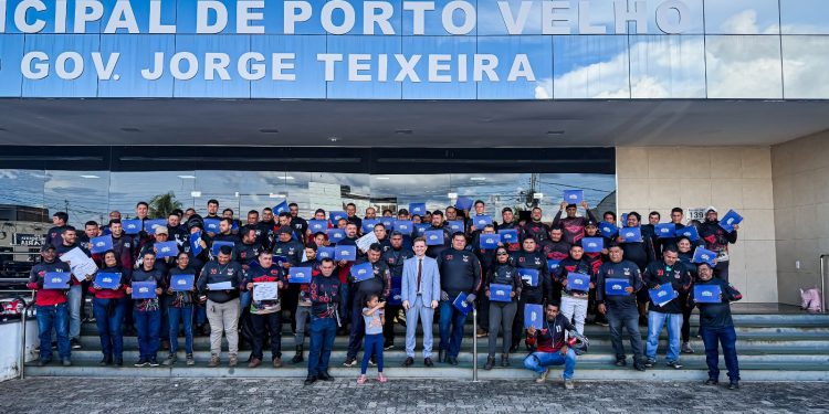 CONDUTORES DE MOTO APLICATIVO SÃO HOMENAGEADOS PELO  VEREADOR PASTOR BRUNO LUCIANO NA CÂMARA MUNICIPAL DE PORTO VELHO