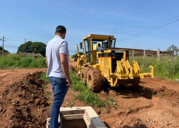 Vereador Márcio Pacele fiscaliza obra de terraplanagem no bairro Parque Amazônia
