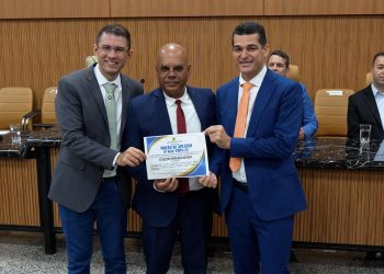 Vereador Adalto de Bandeirantes preside sessão e entrega Moções de aplausos ao jornalista Eli Nunes e aos Conselheiros Tutelares