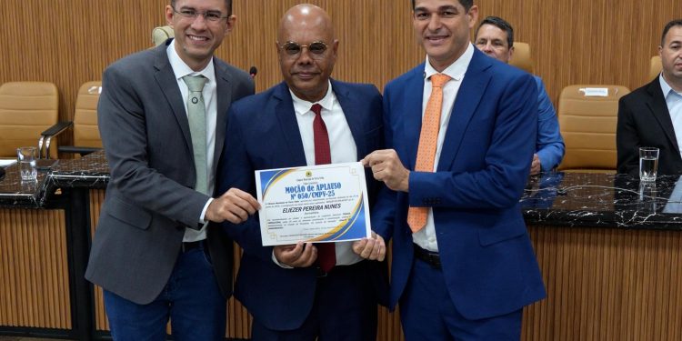 Vereador Adalto de Bandeirantes preside sessão e entrega Moções de aplausos ao jornalista Eli Nunes e aos Conselheiros Tutelares