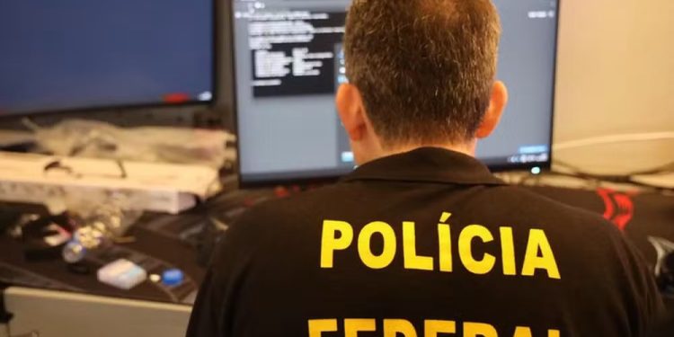 Homem é preso por criar perfis falsos e atrair crianças para pedir imagens íntimas em Guajará-Mirim