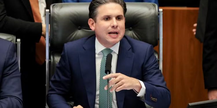 Câmara aprova projeto que reduz penas de Bolsonaro e condenados por tentativa de golpe
