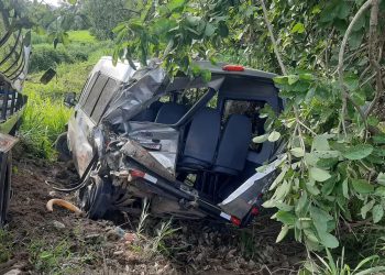 Van escolar com alunos do IFRO é atingida por caminhão após pane na BR-364