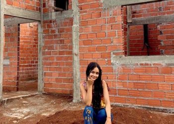 Jovem chamada de ‘pobre’ celebra obra da nova casa de alvenaria em Rondônia