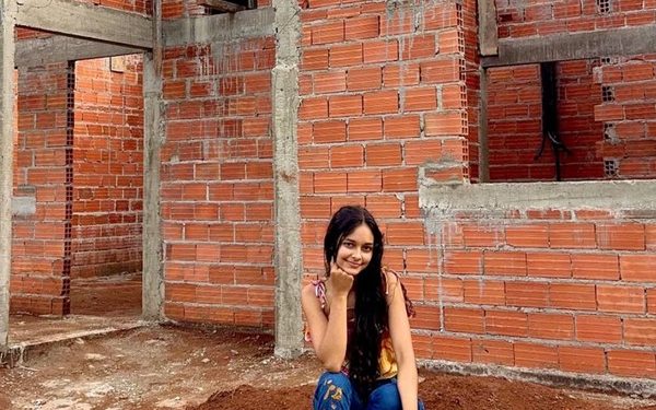 Jovem chamada de ‘pobre’ celebra obra da nova casa de alvenaria em Rondônia