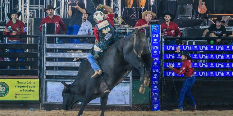 Peão de Rondônia viraliza nos EUA ao recolocar o braço no lugar após queda em arena