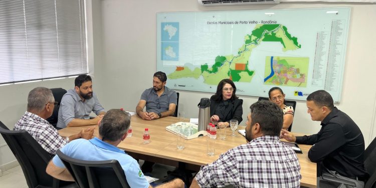 Vereador Márcio Pacele leva demandas do bairro Rosalina de Carvalho à Secretaria de Infraestrutura