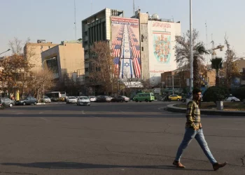 Irã completa 48 horas sem internet enquanto protestos se expandem e violência aumenta