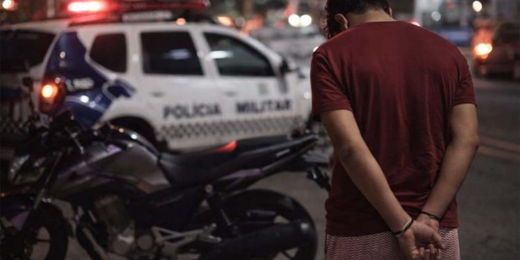 Motoqueiro é preso após fugir da PM e fazer manobras perigosas em Vilhena