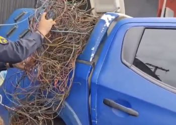 Polícia flagra jovem escondido no forro enquanto furtava fios no bairro Pedrinhas