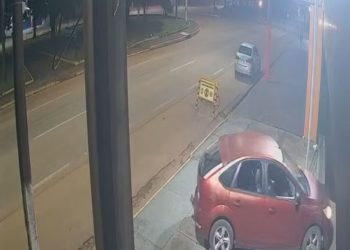 Homem estaciona na calçada, entra na Central de Polícia e dorme na recepção em Porto Velho