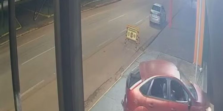 Homem estaciona na calçada, entra na Central de Polícia e dorme na recepção em Porto Velho