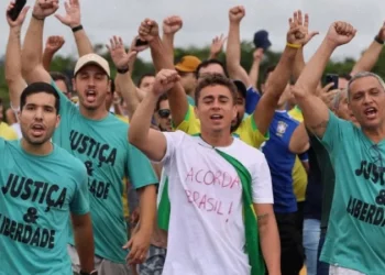 Caminhada de Nikolas chega ao DF e deputado passa a usar colete à prova de balas