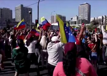 Venezuelanos tomam as ruas de Santiago e celebram captura de Nicolás Maduro após operação militar dos EUA