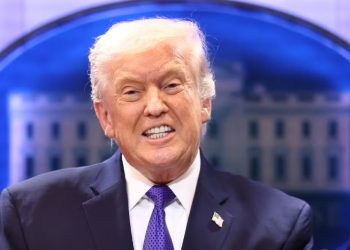 Trump anuncia aumento de tarifa global de importação para 15% após decisão da Suprema Corte