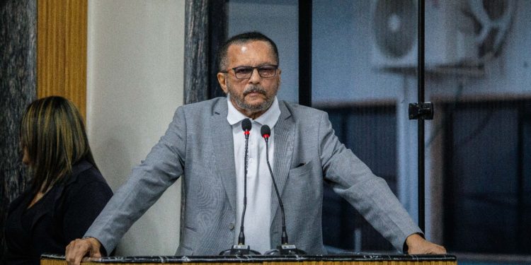 Dr. Macário solicita operação tapa-buracos na Rua Daniela