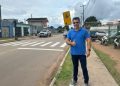 Faixa é instalada após pedido de Nilton Souza em frente à Escola Maria Aparecida